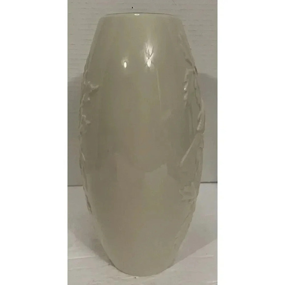 Lenox Porcelain Four Seasons Vase Collection Winter The Cardinal Holly 10 Inch - Picture 4 of 6